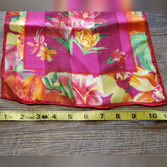 Oscar De La Renta Scarf⚜️💖⚜️Offers Are Welcome - Picture 3 of 4